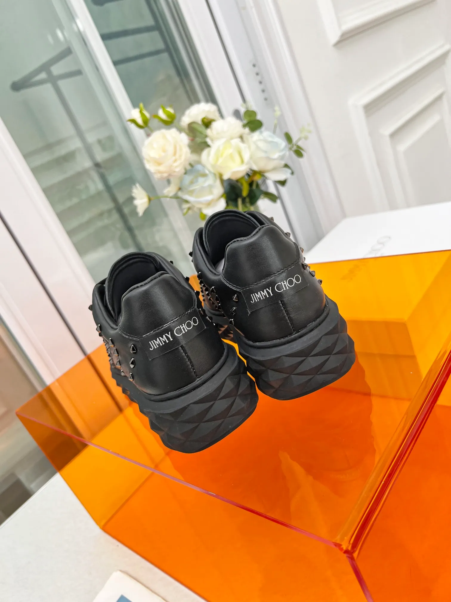 👟👟Ex-factory price 640👟👟 (rivet) Jimmy choo Jimmy Choo 2024 spring and summer Jc new Diamond A new series of sports shoes🔥The uppers are made of original imported cowhide with rivet embellishments🎵The soles are made of brand elements to prevent diamond multi-faceted cutting and have a full three-dimensional feel💥The gradually thinner and thicker soles are designed to make the shoes more comfortable on the feet without the slightest sense of oppression🌹A Diamond sneaker that is fashionable, comfortable, versatile and luxurious is worth owning🧚‍♀️ Fabric: Original imported top layer 🐂cowhide Inner lining: imported 🐑 sheepskin Foot: original injection molded 🐑 sheepskin Outsole: original glass glue combination bottom Size: 34-41 (custom-made size 34.41 is non-refundable)